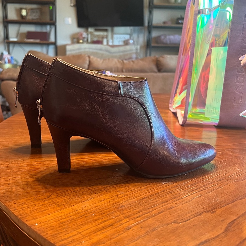 Elegant brown red kitten heel office Ankle Booties EUC size 9